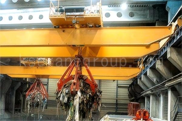 Garbage handling crane with mechanical six claw grab.jpeg