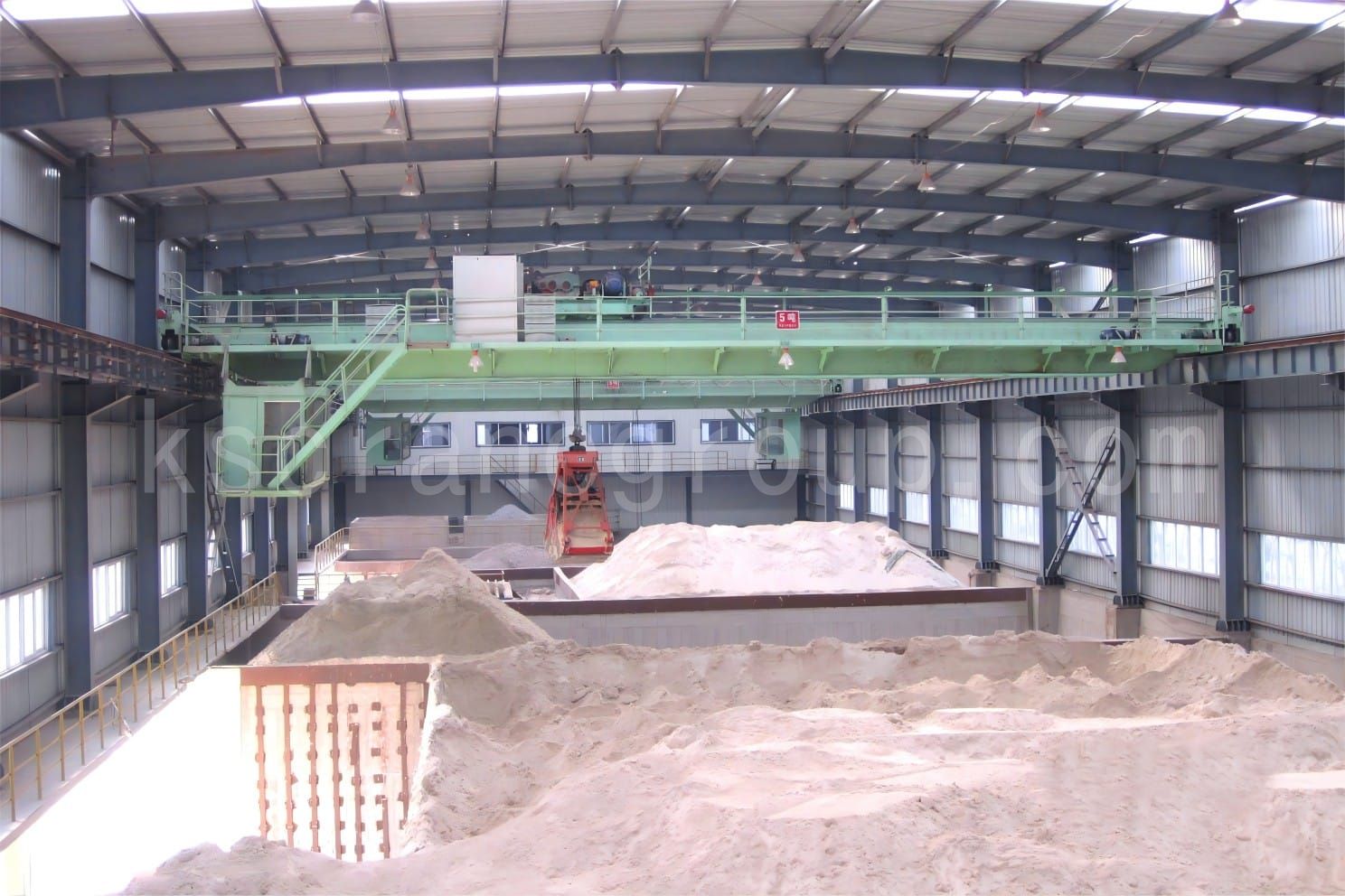 Overhead crane with grab bucket for bulk material blending