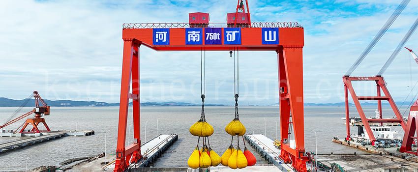 750 toneladang double girder gantry crane ay matatagpuan sa wharf na may double trolley form at ang crane ay sumasailalim sa load test1 1