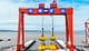 Dvounosníkový portálový jeřáb o nosnosti 750 tun je umístěn na přístavišti s dvojitým vozíkem a jeřáb prochází zátěžovou zkouškou1 1
