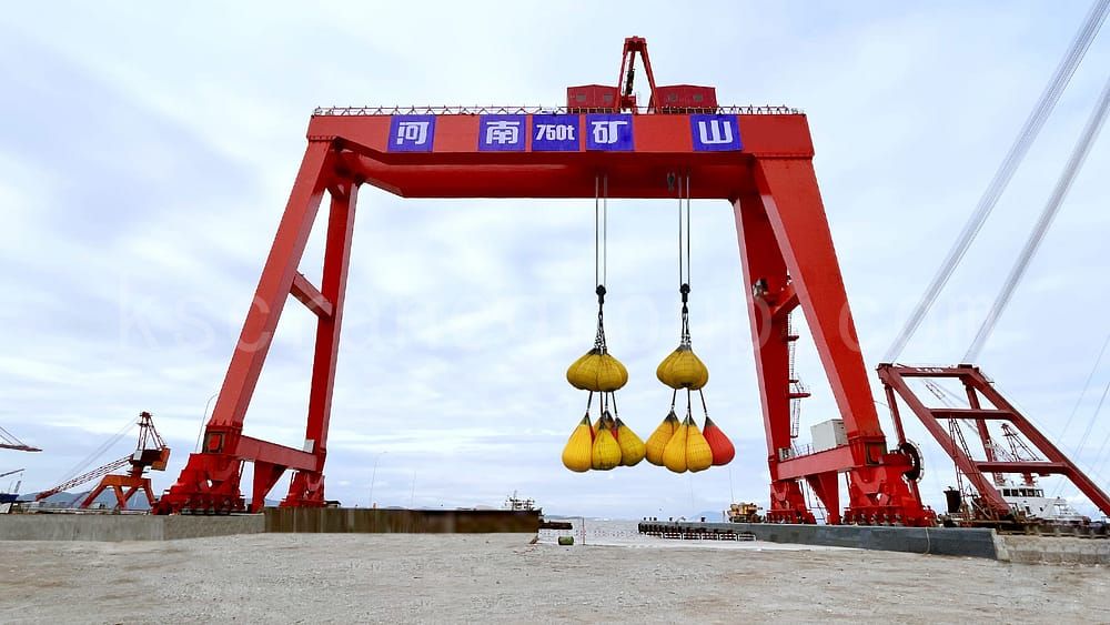 ton double girder gantry crane terletak di dermaga dengan bentuk troli ganda dan crane sedang menjalani uji beban