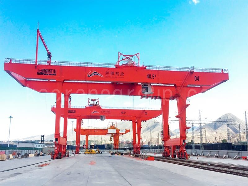 Gru a cavalletto per container montata su rotaia dell'area del porto internazionale di Lanzhou