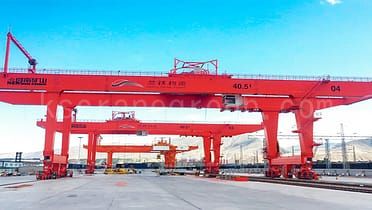 Grúa pórtico para contenedores montada sobre rieles en el área del puerto internacional de Lanzhou1
