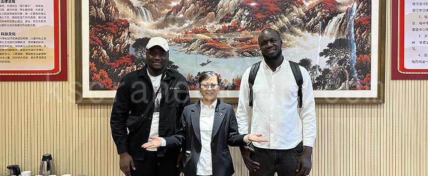 Des clients sénégalais visitent l'usine1 1