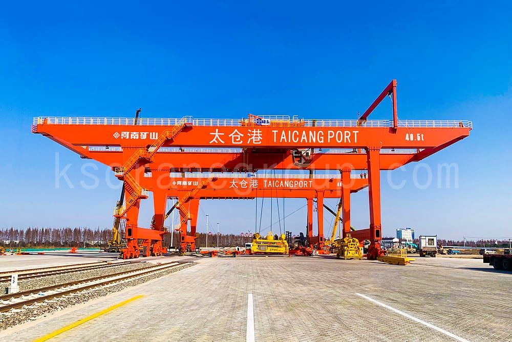 Kren Gantry Kontena Dipasang Rel Pelabuhan Taicang